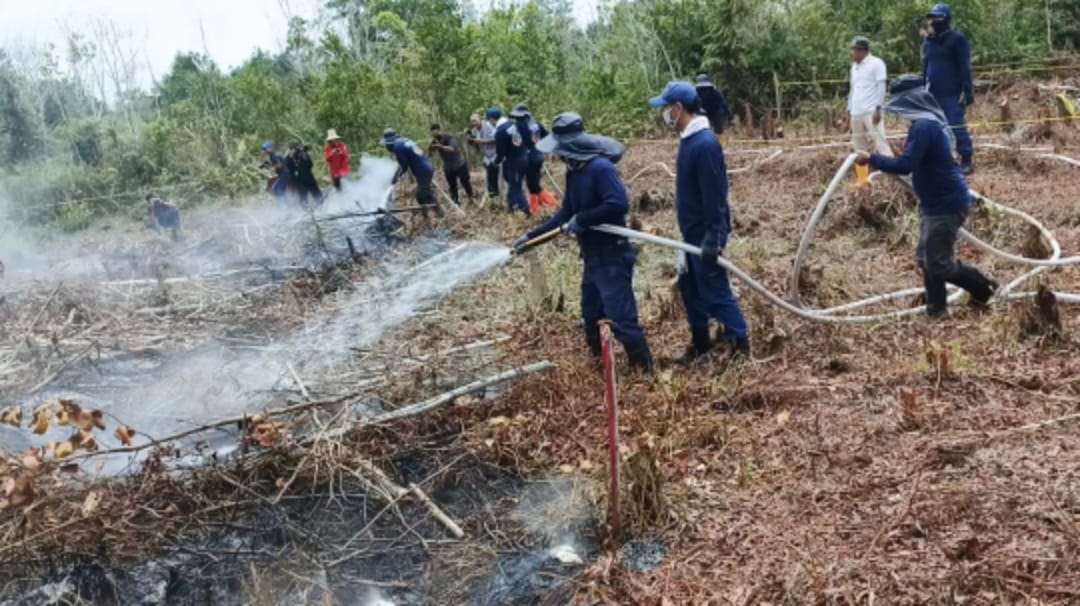 UPT Laboratorium Lahan Gambut–CIMTROP UPR Bersama Shabondama Soap Jepang Mendemonstrasikan Pemadaman Kebakaran Gambut Berbasis Sabun WhatsApp Image 2024-08-27 at 20.18.20