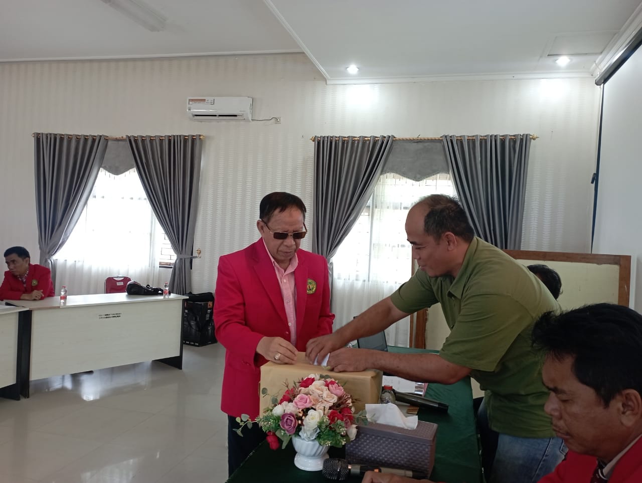 Berlangsung Sukses, Dr. Thea Farina Unggul di Pemilihan Dekan FH-UPR Tahap Pertama WhatsApp Image 2024-11-07 at 10.02.41