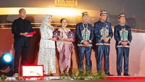 Malam Anugerah KPID 2024, Sejumlah Tokoh dan Kepala Daerah Terima Penganugerahan Khusus dari KPID Kalteng