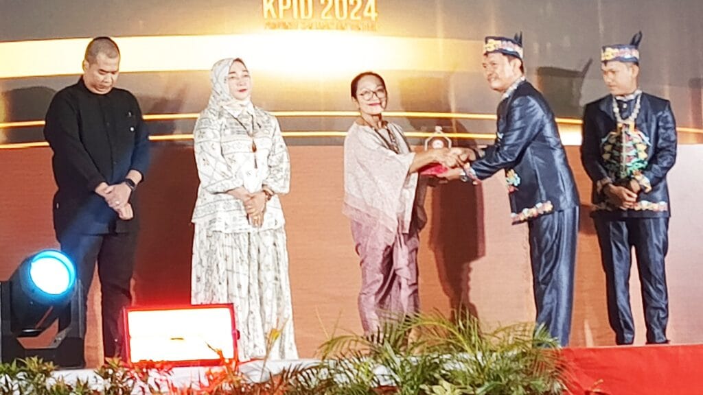 Tokoh Perempuan Peduli Penyiaran, Titik Sundari Terima Penganugerahan dari KPID Kalteng 2024