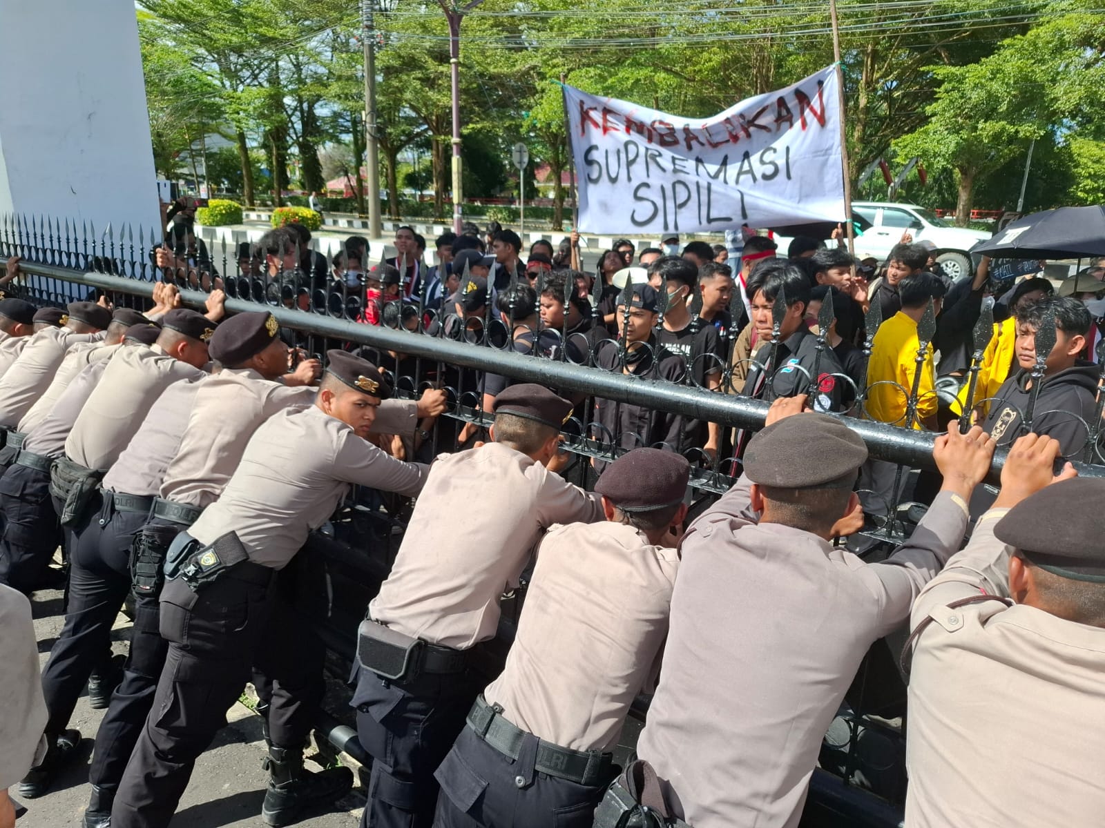 Ratusan Massa Geruduk DPRD Kalteng, Tuntut Penolakan RUU TNI WhatsApp Image 2025-03-24 at 22.03.09 (2)